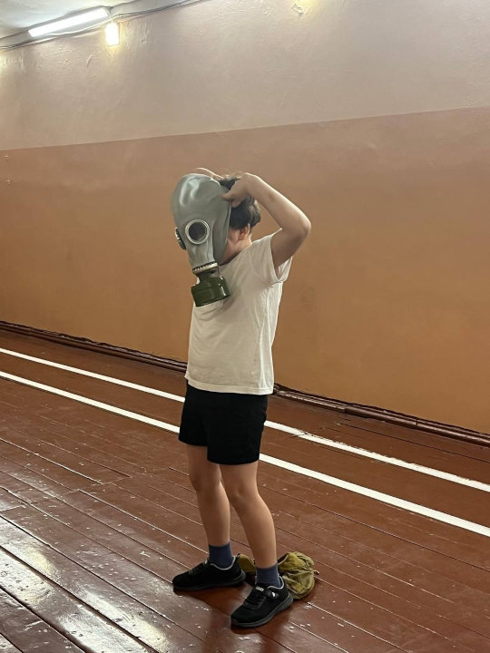 Image of youth practicing putting on a gas mask, posted on VKontakte by Lyceum N.3.